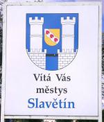 Vítací tabule s novým znakem městyse Slavětína (foto Stanislav Kasík 2017)